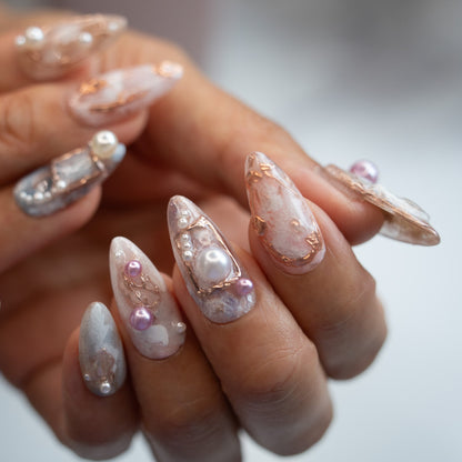 Baroque-Marble-Pearl-press-on-nails-bout-dart-studio-model-1
