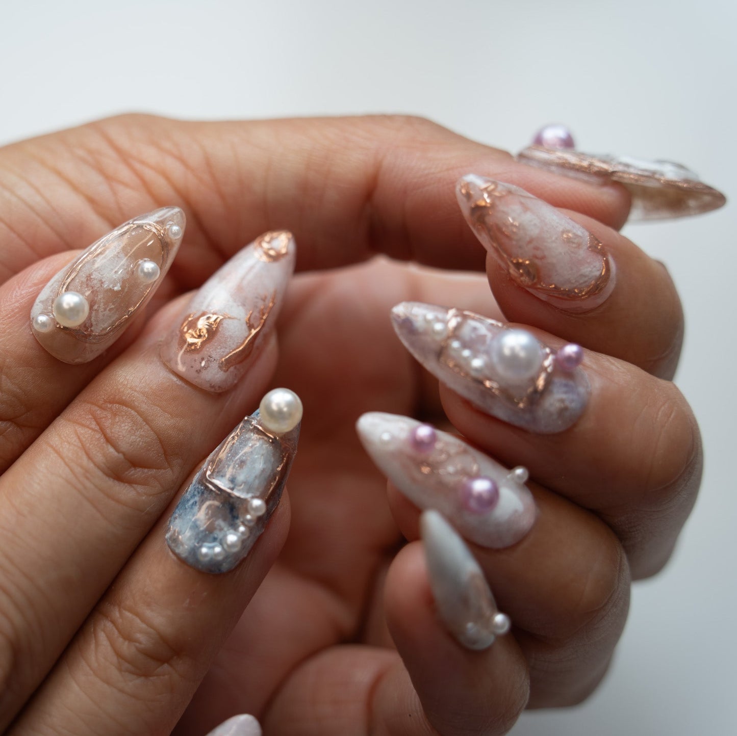 Baroque-Marble-Pearl-press-on-nails-bout-dart-studio-model-2