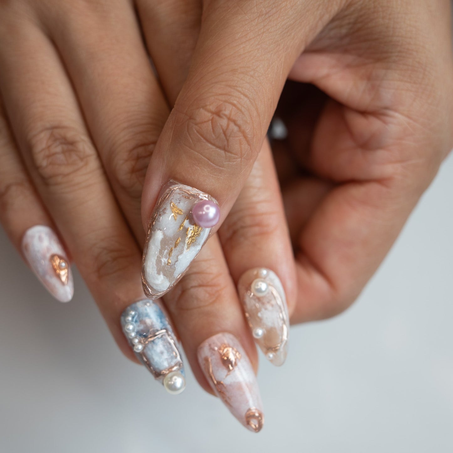 Baroque-Marble-Pearl-press-on-nails-bout-dart-studio-model-3
