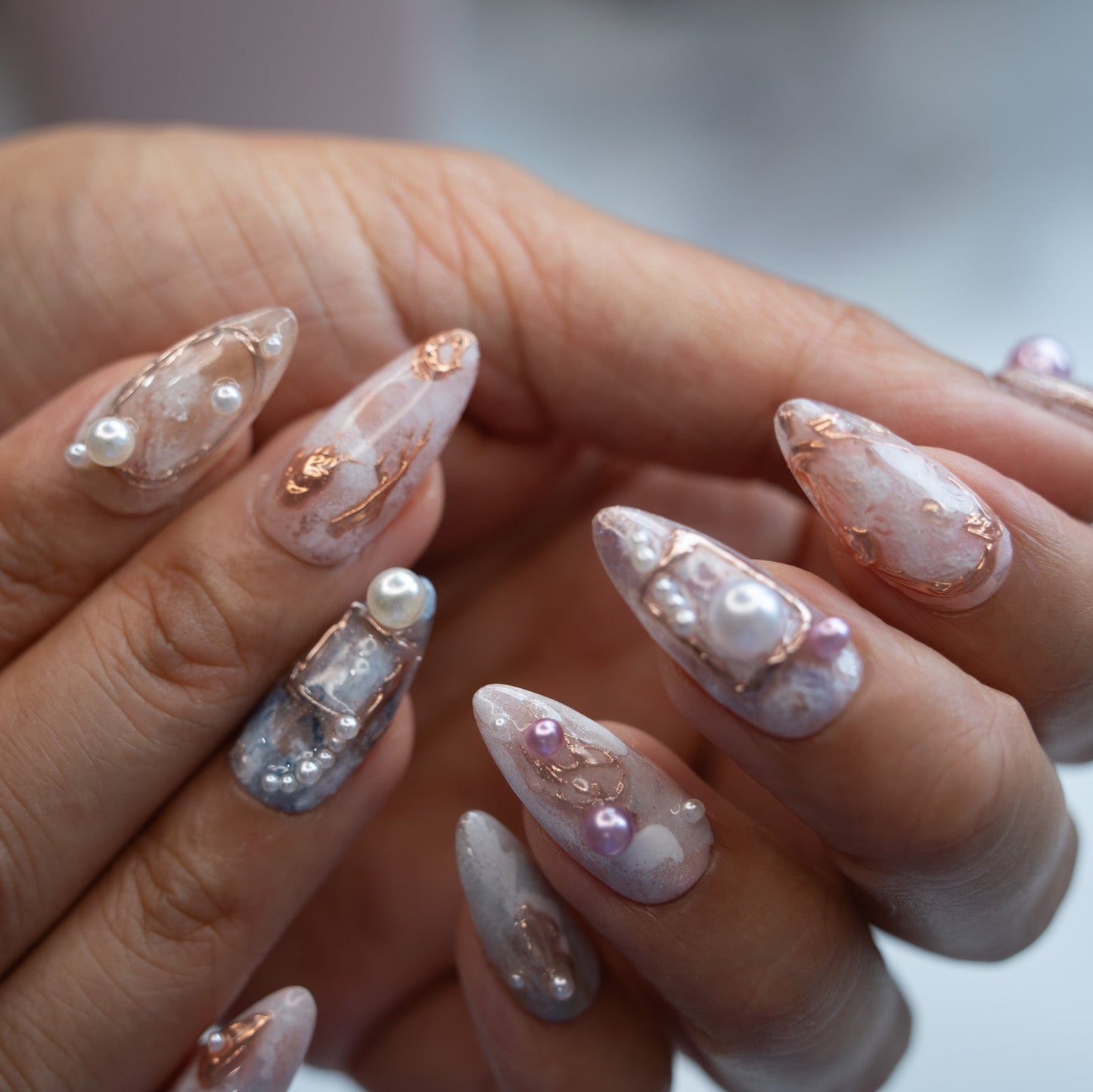 Baroque-Marble-Pearl-press-on-nails-bout-dart-studio-model-4