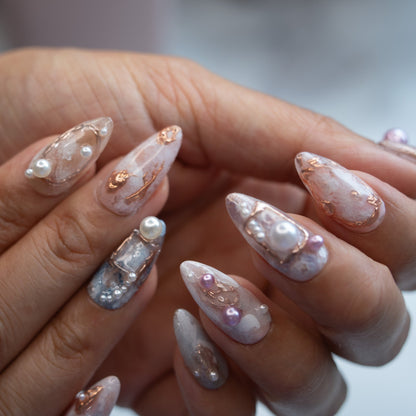 Baroque-Marble-Pearl-press-on-nails-bout-dart-studio-model-4